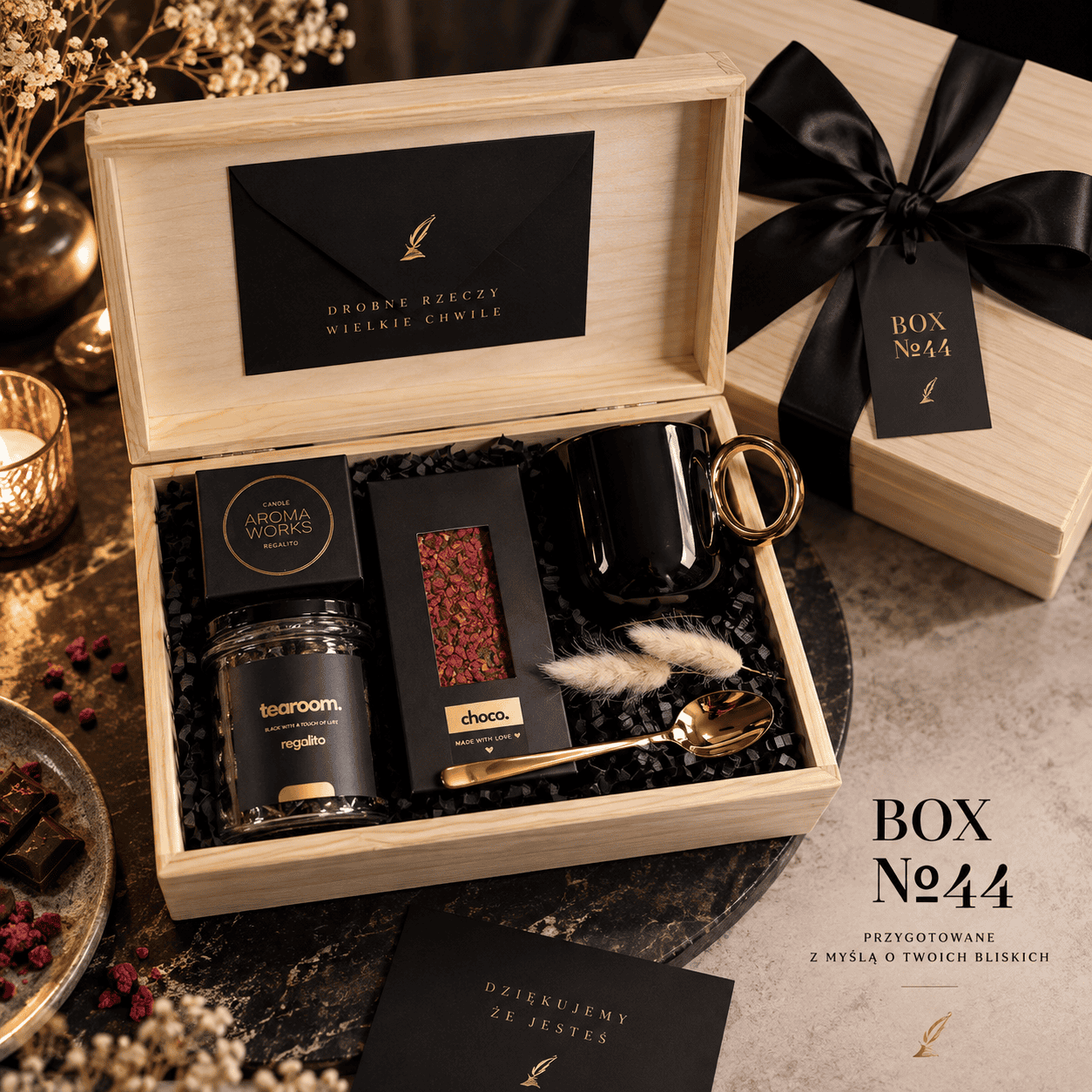 Luksusowy zestaw prezentowy Regalito w eleganckim pudełku z czarnymi i złotymi akcentami.