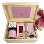 Elegancki zestaw prezentowy Regalito z herbatą, świecą i biżuterią w drewnianym pudełku.